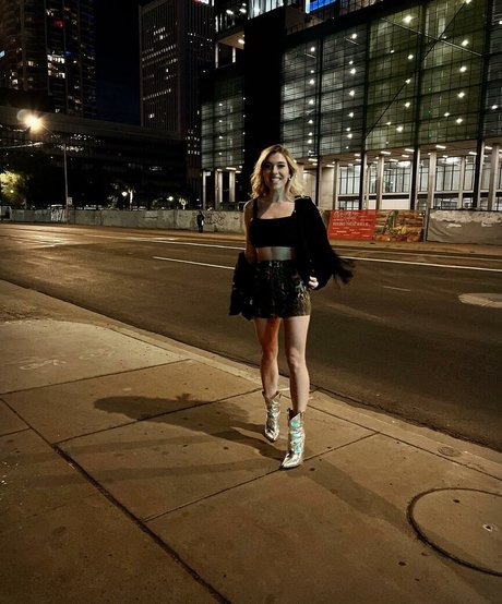 Taylor Mathis xxx actress img