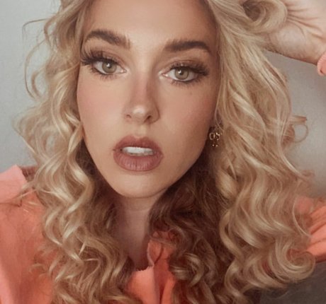 Taylor Mathis model erotic picture