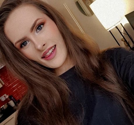 Nikki Harper model top image