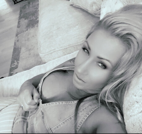 Bella Fox adult star archive