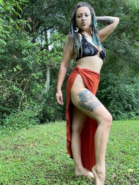 Lucy Magnolia perfect model img