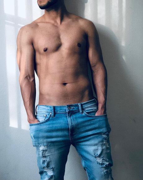 Senpai_ model art pics