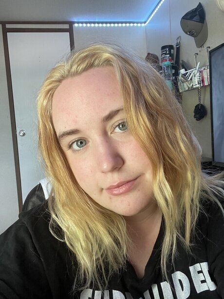 Emma dawn model top picture