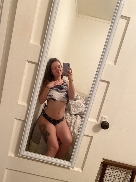 Typical Trin model sexy image