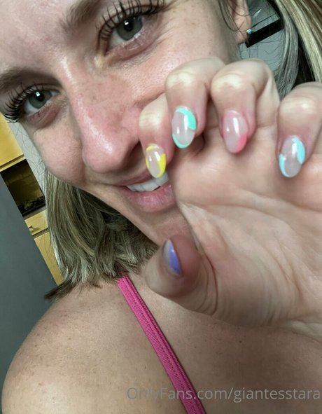 giantesstara star high quality pics