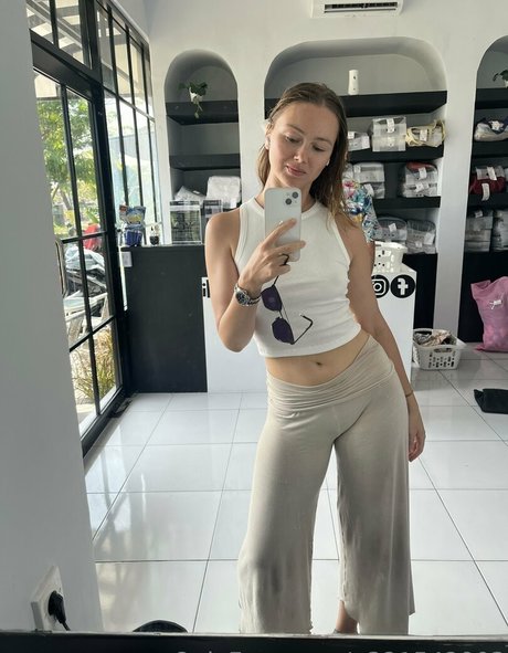 whitewee pornstar erotic pic