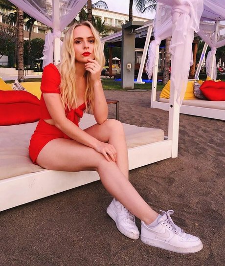 Madilyn Bailey sexy star pictures