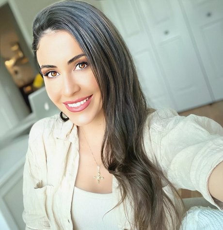 Anna Paulina Luna adult model pic