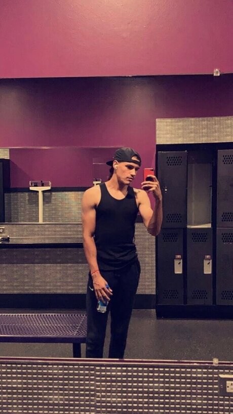 Slimgimy erotic model image