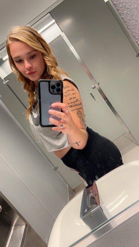 Ashley Kapalka model pornographic photos