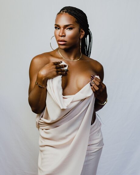 Porschia Munroe model naked photo