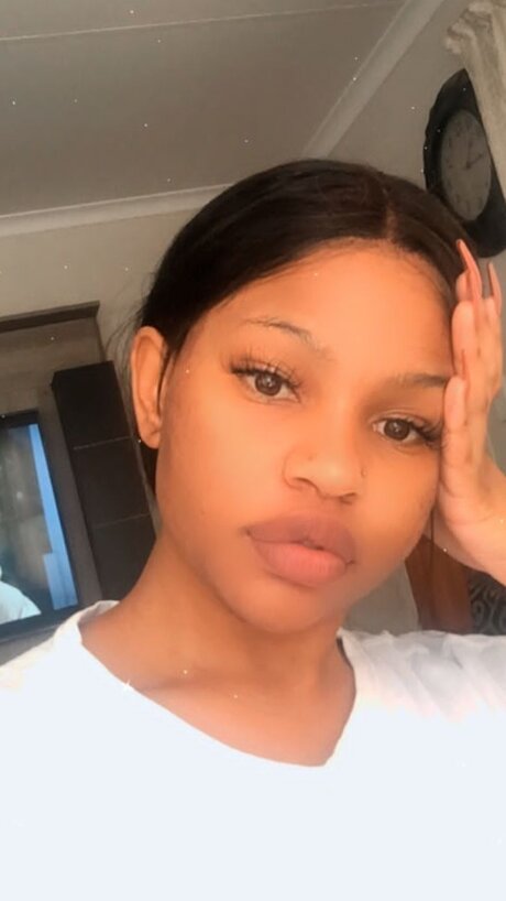 LindiweHlophe art star photos