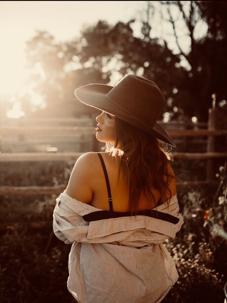 Desert Darlin_ model best pic