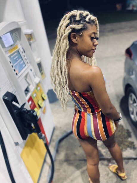 Zillionaire Experience model porn img