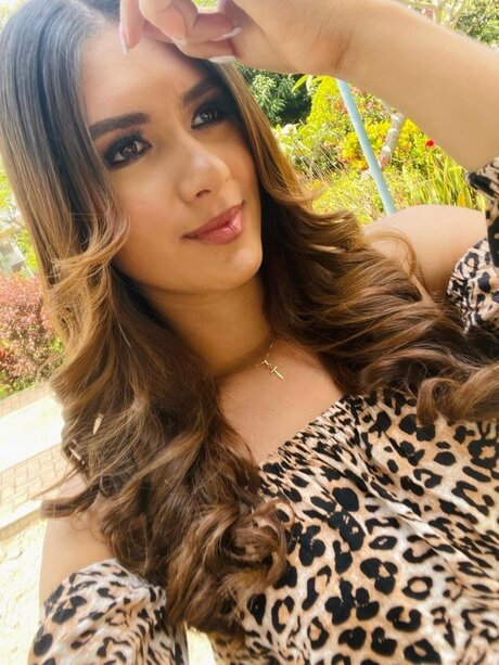 Kelly Uribe free star photo