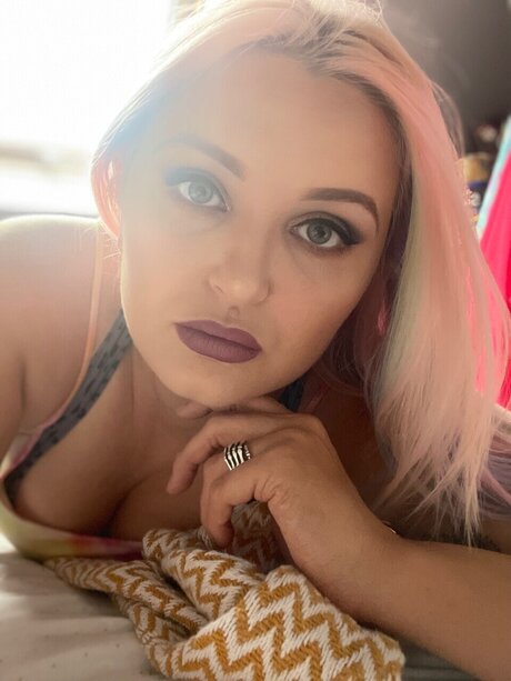 Willow Grace star sexy image