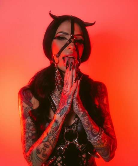 Angela Mazzanti art star photo