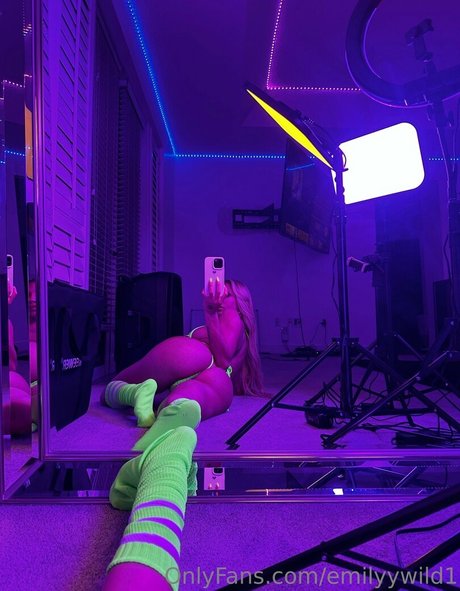 Emilyy Wild model perfect pictures