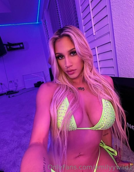 Emilyy Wild pornstar erotic gallery