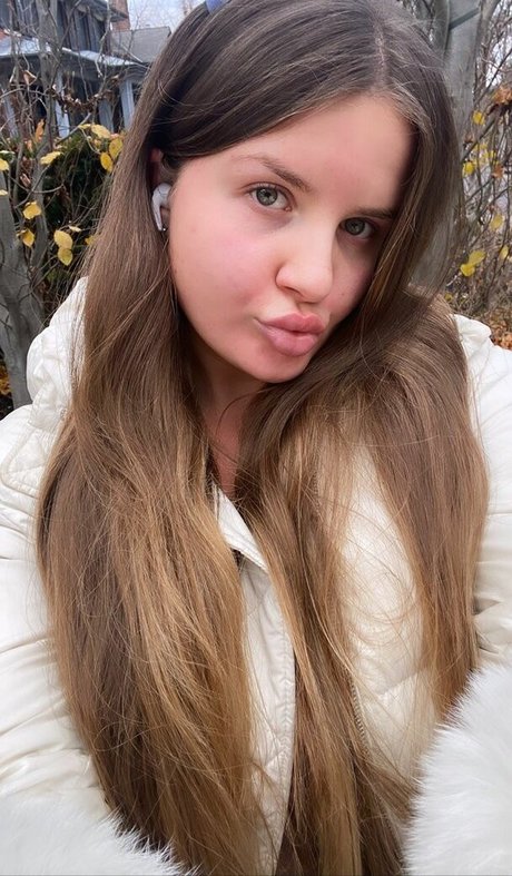 Elizabeth M pretty pornstar pics