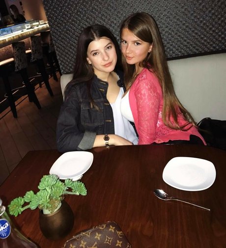 Elizabeth M sexy actress photos