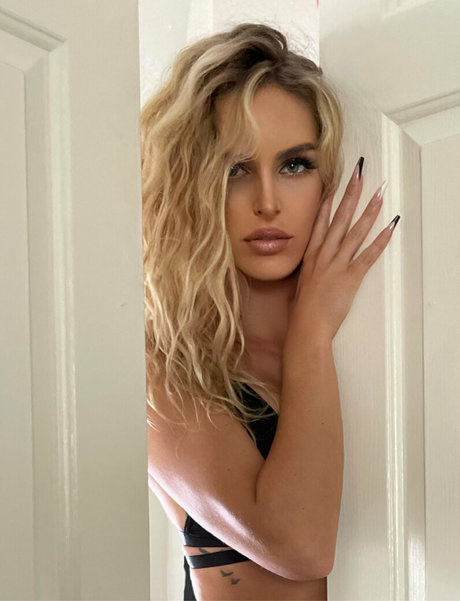 ainsleysdonutshop nice model pic