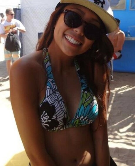 geezelouiseeeee model naked photo