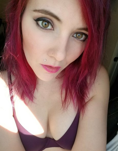 karasfreefeet model naked images