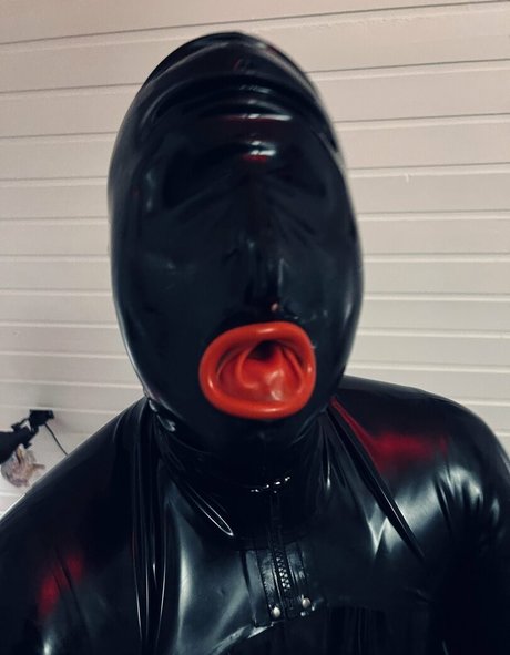 heavyrubberette free erotic actress photos