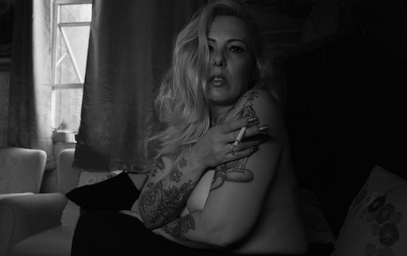 lady smoker queen star nudes archive