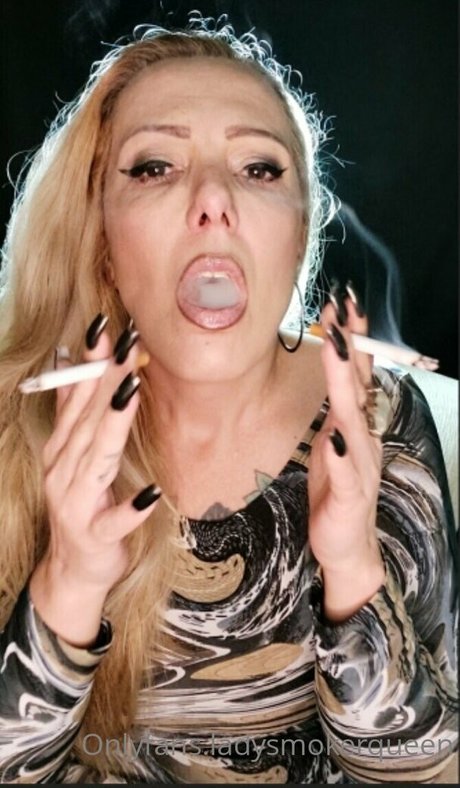 lady smoker queen model naked pictures