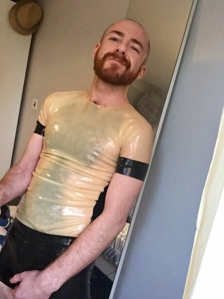 Hairyrubbercub top model pic