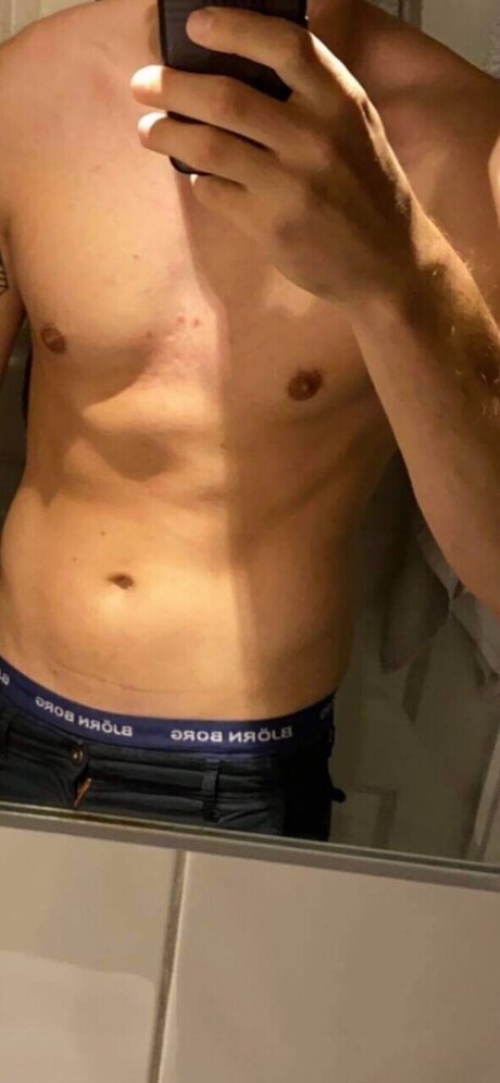 Honysundgutt model naked picture