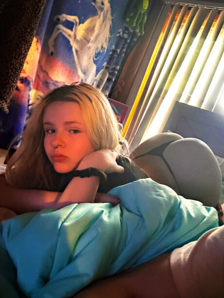 Lil Freak_ model nude pics