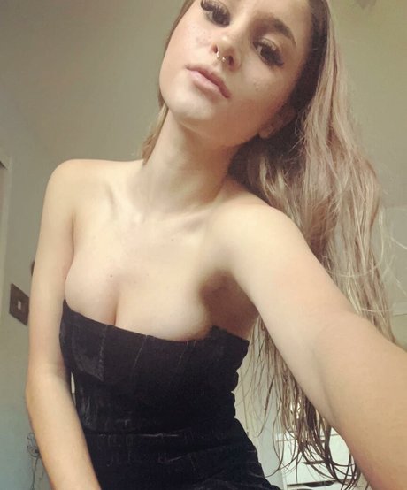 fikikikie model porn img