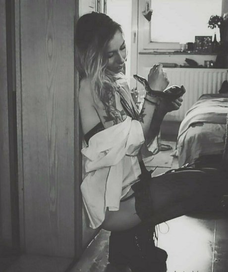 artnvenom model beautiful gallery