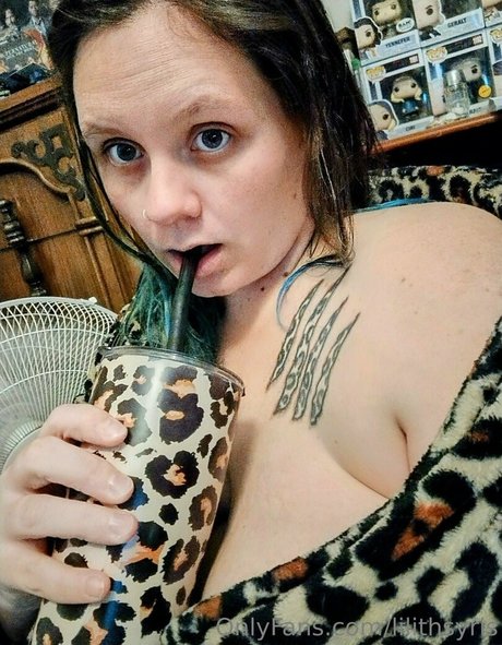 lilithsyris model naked photos