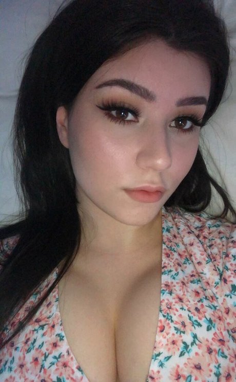 Yazzi model beautiful pic