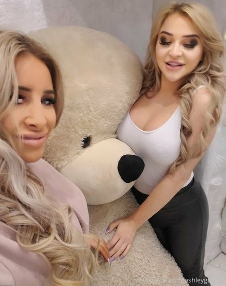 ashleygoldca xxx pornstar photo