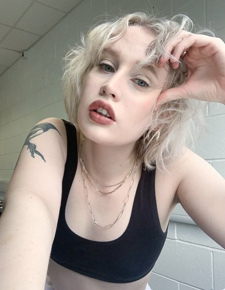 Lizzy Farrall hd model images