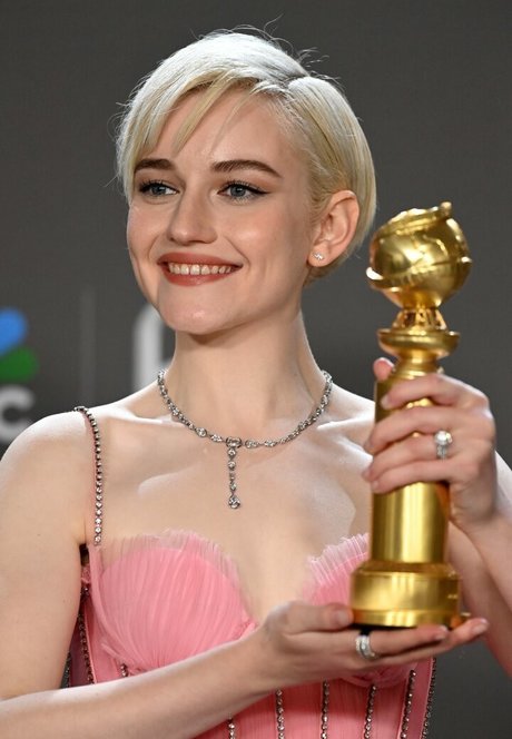 Julia Garner adult model picture