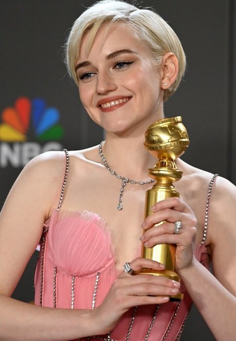 Julia Garner model best pictures