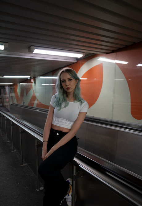 Apollolol adult model pic