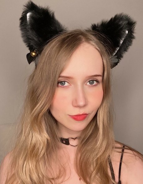 Apollolol exclusive model image