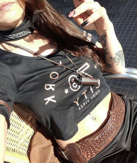 enyanabrisa nude model image