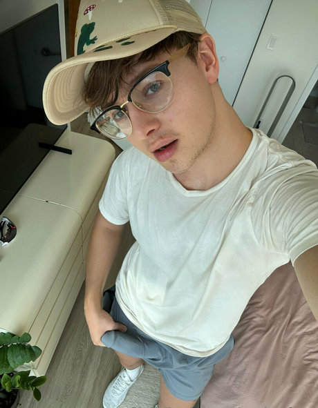 cadenfree naked actress photos