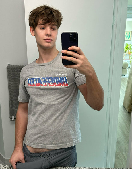 cadenfree naked model pic