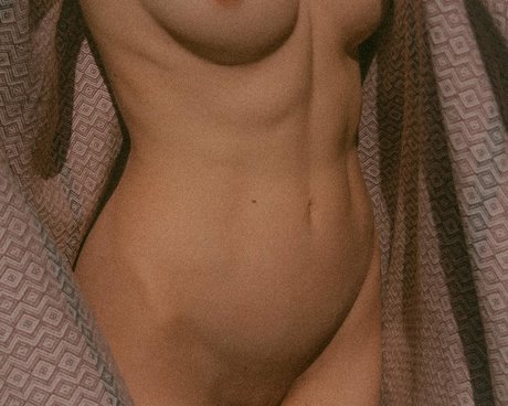 Niki Anson hd model img