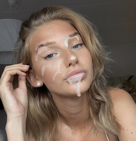 nelldelli model sexy pic