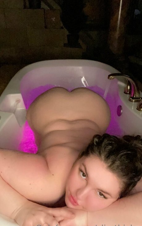 slimthickn model nude image